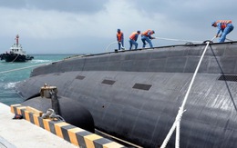 Cận cảnh tàu ngầm TP.HCM tại Quân cảng Cam Ranh