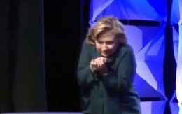 Bà Hillary Clinton bị ném giày