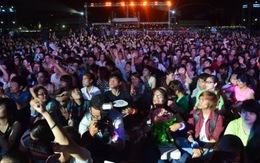 Hàng chục ngàn khán giả đến đại nhạc hội dã ngoại