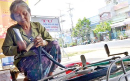 Người mẹ già 62 tuổi sửa xe đạp