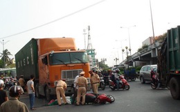 Một phụ nữ bị xe container kéo trên đường, chết tại chỗ