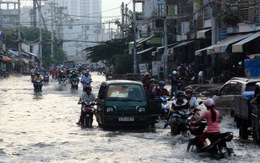 Đường Sài Gòn lại ngập, kẹt xe sau cơn mưa chiều