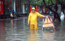 Hà Nội: mưa to, người đi đường bị điện giật chết