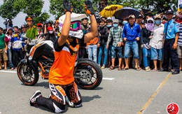 Tay đua Malaysia quỳ lạy vì khán giả tràn vào đường đua ở Bình Dương