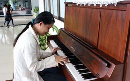 Chơi piano ở sân trường đại học...