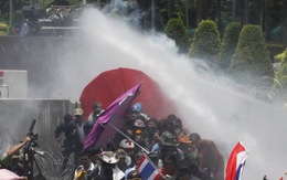 Người biểu tình Thái Lan đụng độ với cảnh sát