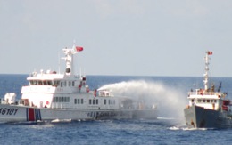 Tàu Trung Quốc tấn công bằng vòi rồng, tàu Việt Nam đáp trả