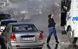 Cảnh sát Thổ Nhĩ Kỳ bắn vòi rồng, hơi cay vào người biểu tình