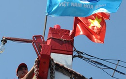 Cờ "Hòa bình" trên nóc tàu cá ở Hoàng Sa