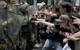 Dân và quân mặt đối mặt ở Bangkok