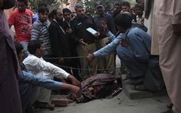 Một bà bầu Pakistan bị người thân ném đá đến chết