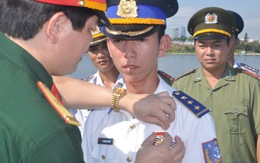 Hai thuyền trưởng tàu CSB nhận huy hiệu "Tuổi trẻ dũng cảm"