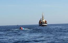 Phóng viên quốc tế tìm hiểu tàu cá bị đâm chìm