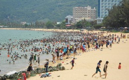 Tết Đoan Ngọ, hàng ngàn người tắm biển "xả xui"