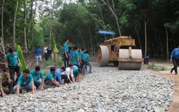 Đoàn viên thanh niên xây dựng đường nông thôn