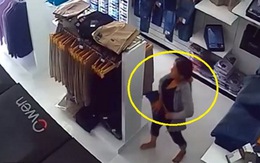 Clip người phụ nữ nhét trộm 2 chiếc quần vào người