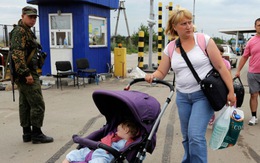 Hàng nghìn người Ukraine tháo chạy sang Nga