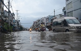 Đường phố Sài Gòn lại thành "sông" sau mưa lớn