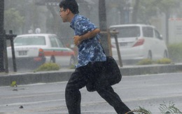 Siêu bão đổ bộ Nhật Bản, tám người bị thương