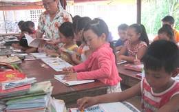 ​Lớp học chữ bên hiên trại phong