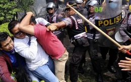 ​Cảnh sát Indonesia xịt hơi cay giải tán người biểu tình