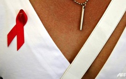 Cho "sờ ngực" để ủng hộ phòng chống AIDS