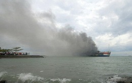 ​Phà Indonesia bốc cháy trên biển, 32 người bị thương