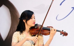 Nghệ sĩ Khánh Linh chơi violin làm từ tóc thật