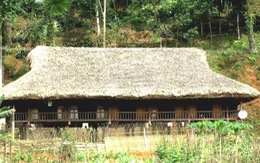 Những ngôi nhà sàn cổ dưới chân núi Khau A