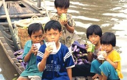 Đề nghị cấp sữa miễn phí cho tất cả trẻ em huyện nghèo