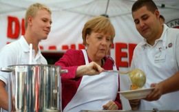 Thủ tướng Đức nấu ăn phục vụ chồng