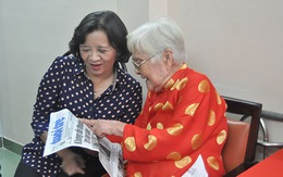 Lãnh đạo Tuyên giáo TP.HCM nghe cụ 102 tuổi đọc báo