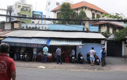 Nhà phố Sài Gòn bỗng... sụt hố "nuốt" 2 xe máy