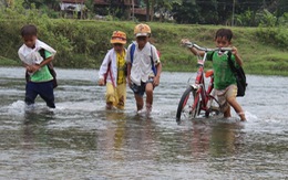 ​Học sinh lội suối đến trường