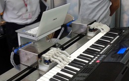 ​Robot chơi đàn organ của thầy giáo