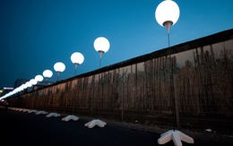 8.000 quả bóng phát sáng kỷ niệm Bức tường Berlin sụp đổ