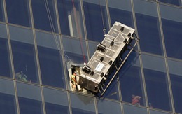 Hai nhân viên lau kính kẹt ngoài tầng 69 tòa nhà New York