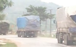 Bắt đoàn xe 21 chiếc chở gỗ quá tải từ Lào về VN