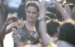 Jolie, Brad Pitt thi nhau chụp ảnh ‘tự sướng” ở Úc