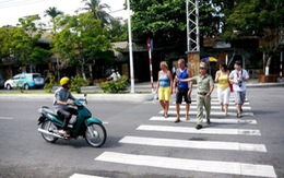​Thanh niên xung kích TP. Nha Trang giúp du khách qua đường