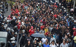Biểu tình rung chuyển Mexico, người biểu tình tấn công cảnh sát