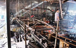 Lửa cháy dữ dội, thiêu rụi xưởng in hàng trăm mét vuông
