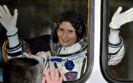 Phụ nữ Ý đầu tiên bay vào không gian, làm việc trên ISS