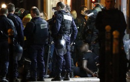 Cầm AK-47 cướp nữ trang Cartier giữa Paris