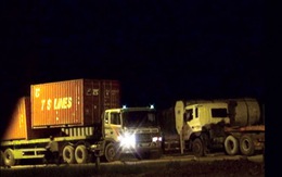 ​Xe container nhộn nhịp tăng tải trước cảng
