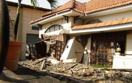 Nhà đang nâng nền thì đổ sập