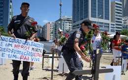 Cảnh sát Brazil mang hoa hồng đi biểu tình