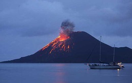 Núi lửa phun, Indonesia đóng cửa sân bay