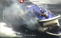 Cháy phà 500 người trên biển Hi Lạp, mới cứu 200 người