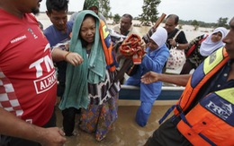 Trực thăng cứu hộ Malaysia rơi giữa vùng nước lũ